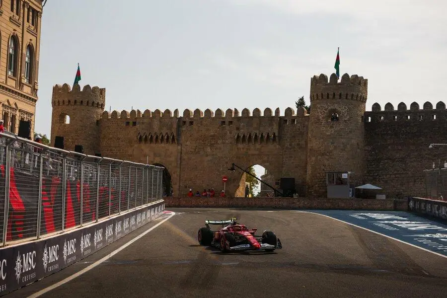 Lewis Hamilton chiude al comando le FP2