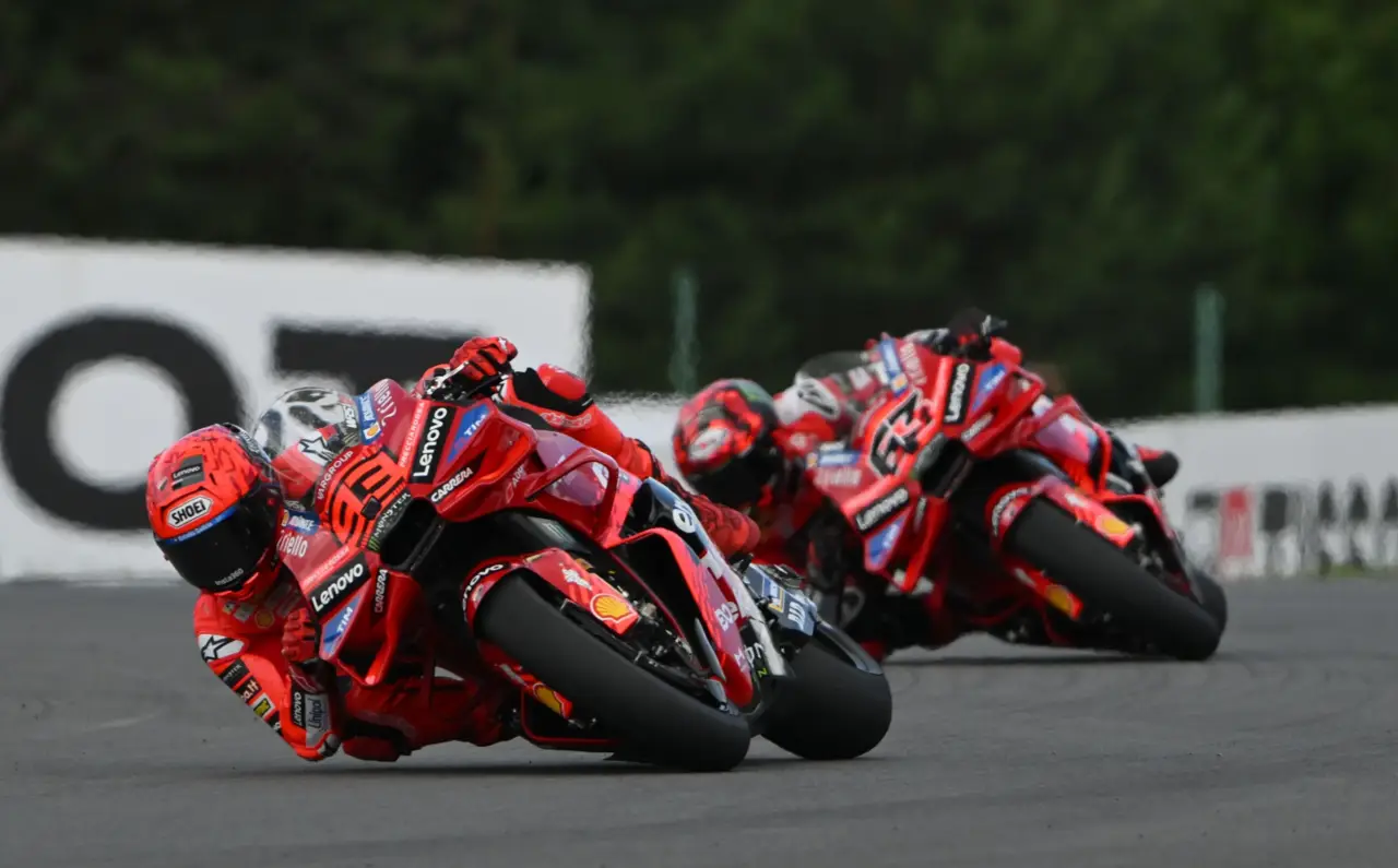Marc Márquez (#93) e Francesco Bagnaia (#63) prima di essere costretti a rallentare