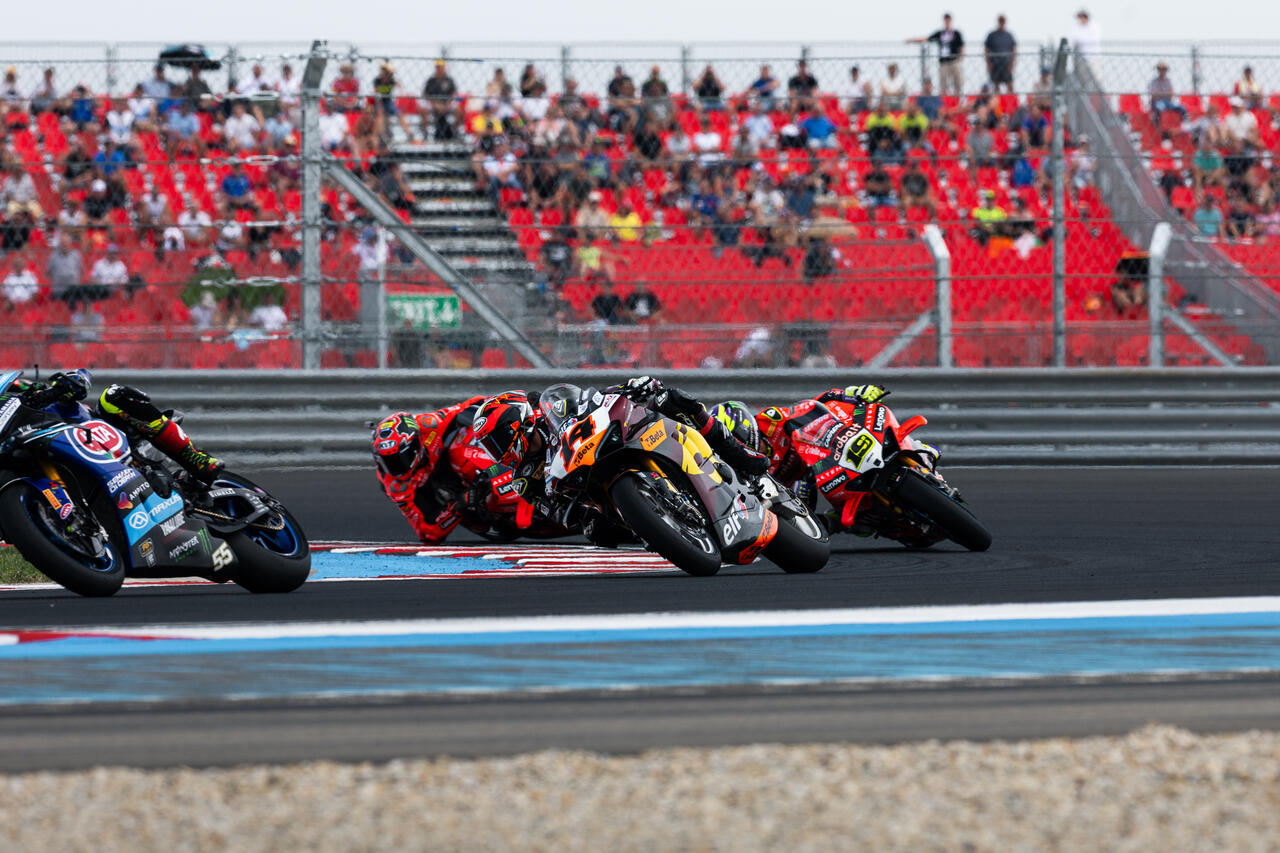 Sam Lowes davanti alle Ducati di Álvaro Bautista e Nicolò Bulega a Balaton Park