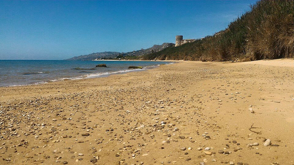 Mistero in Calabria: uomo trovato morto in spiaggia - Zoom24.it