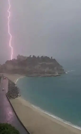 Dramatic Lightning Strike Hits Tropea’s Santa Maria dell’Isola