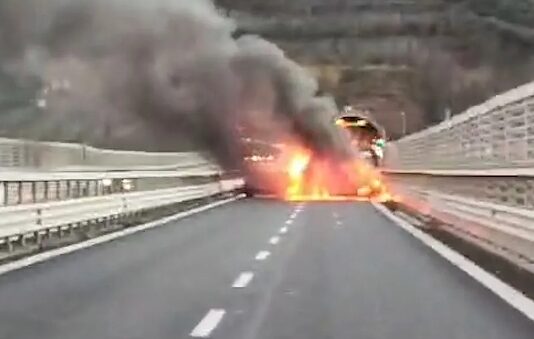 Le due auto incendiate