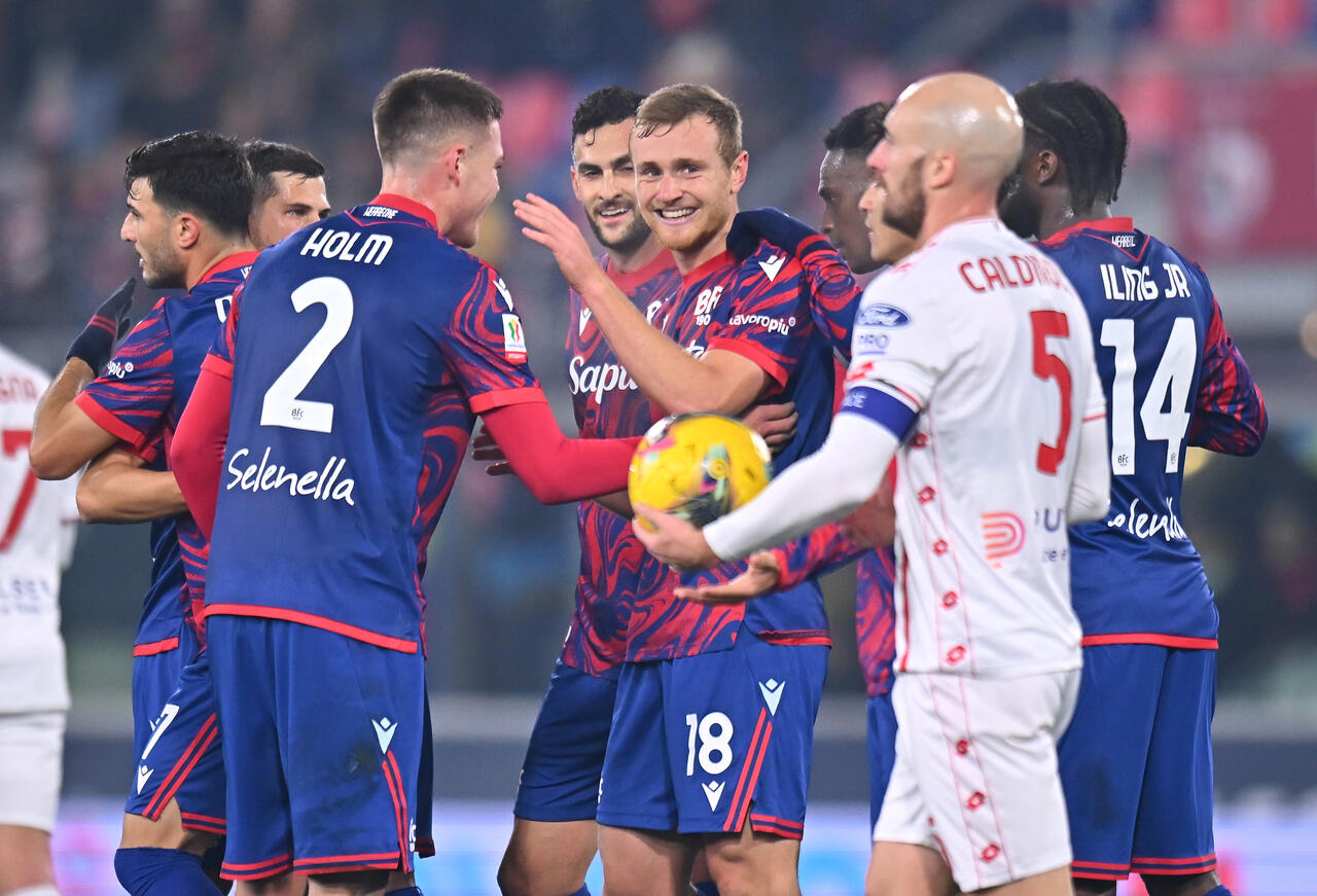 Tommaso Pobega coi compagni del Bologna