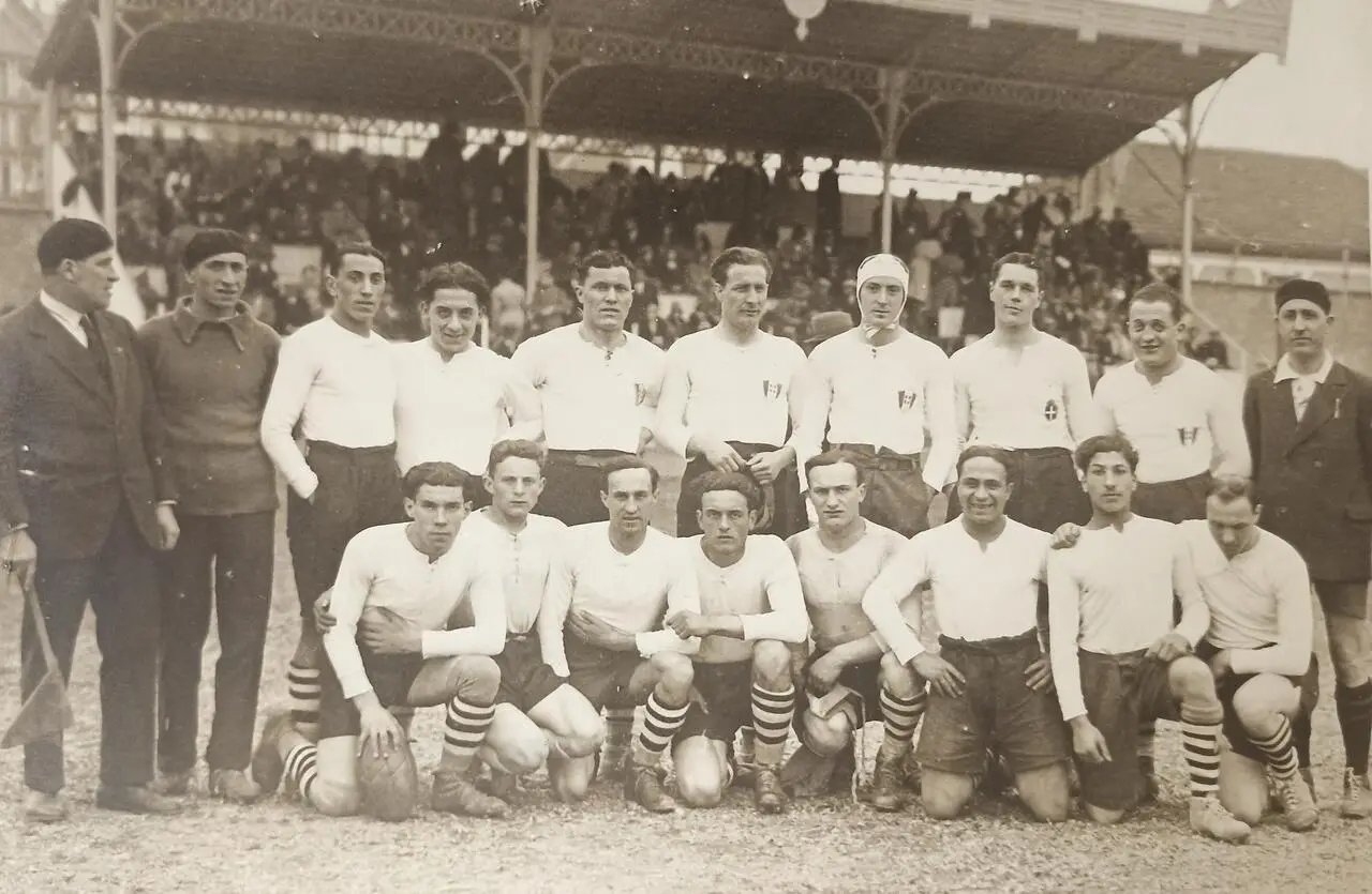 L'Amatori Milano sul campo Michelin di Torino (23 marzo 1930). Allevi è al centro fra i giocatori in piedi.