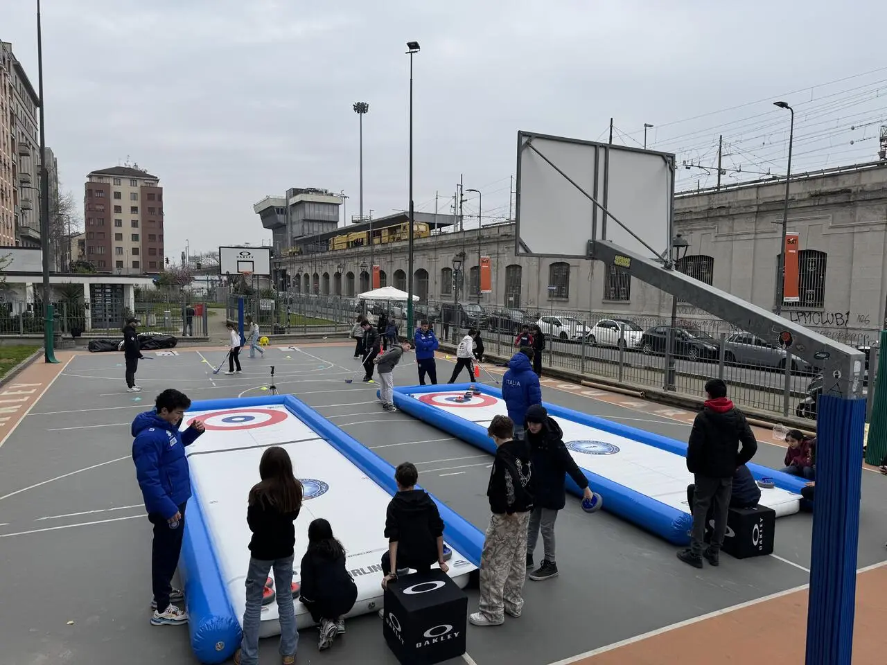 Sport invernali in città: il playground diventa un’arena ghiacciata