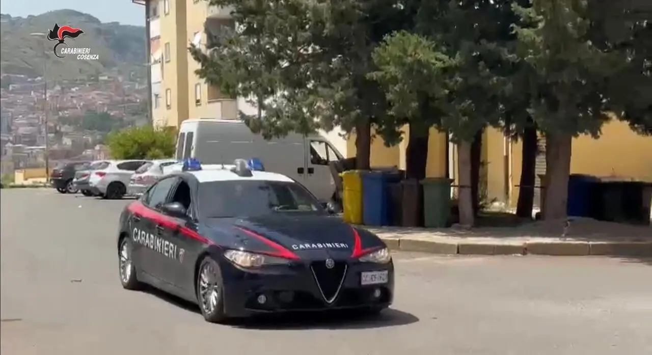 Macchina dei carabinieri a lauropoli durante l’arresto.
