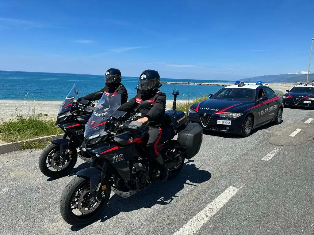 Carabinieri a Paola