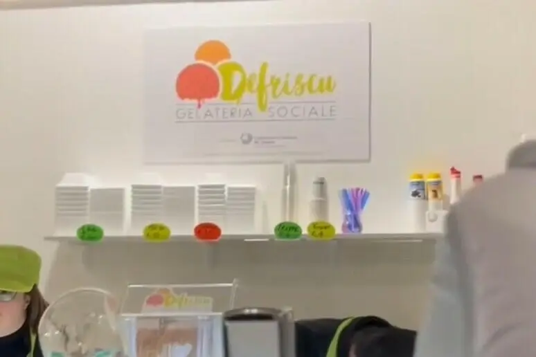 Tabellone della Gelateria sociale Defriscu