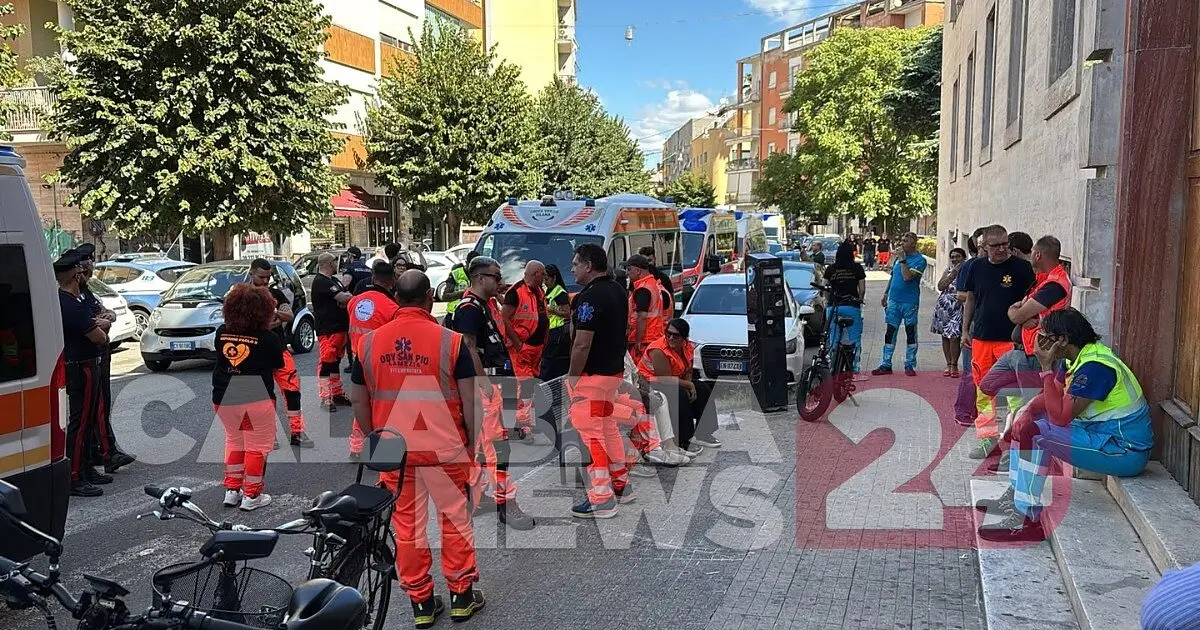 Momento del presidio davanti all'Asp di Cosenza
