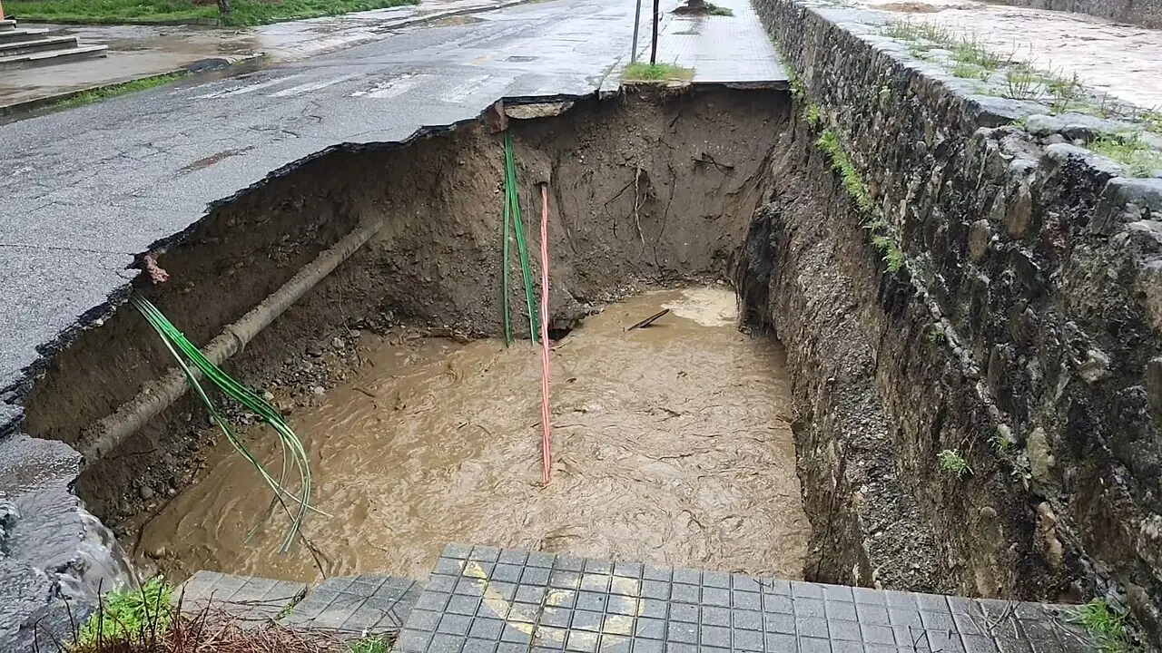 La voragine apertasi davanti alla scuola dello Spirito Santo