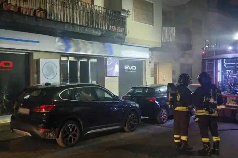 Fiamme in autosalone