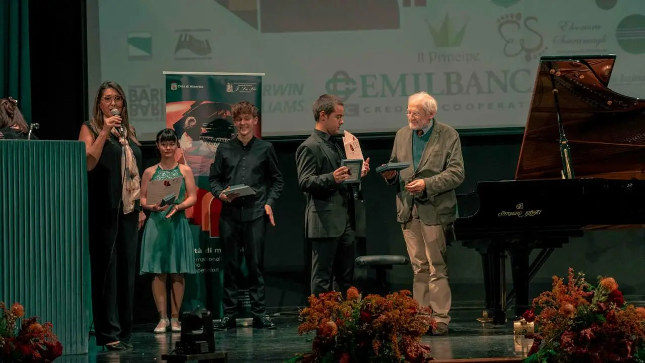 Antonio Lorenzo Pitaro premiato dal Maestro Riccardo Risaliti