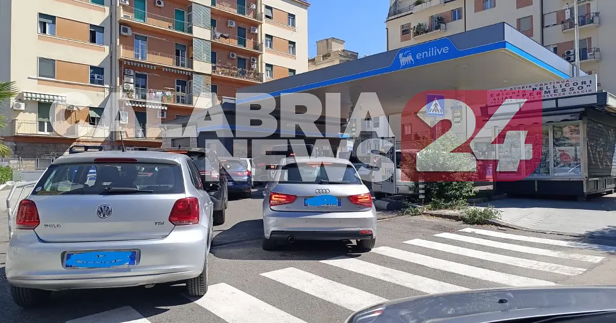 Le code al distributore di via Caloprese