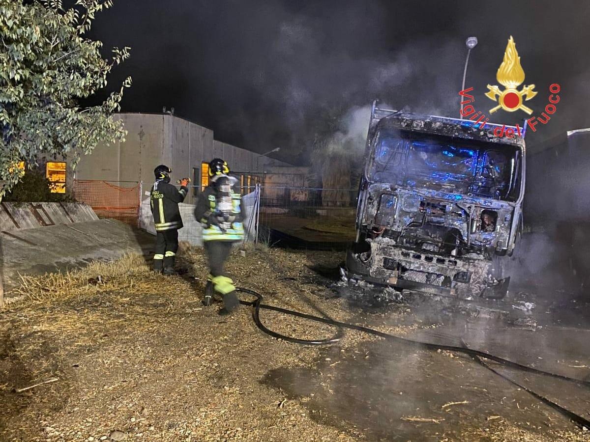 Un mezzo incendiato