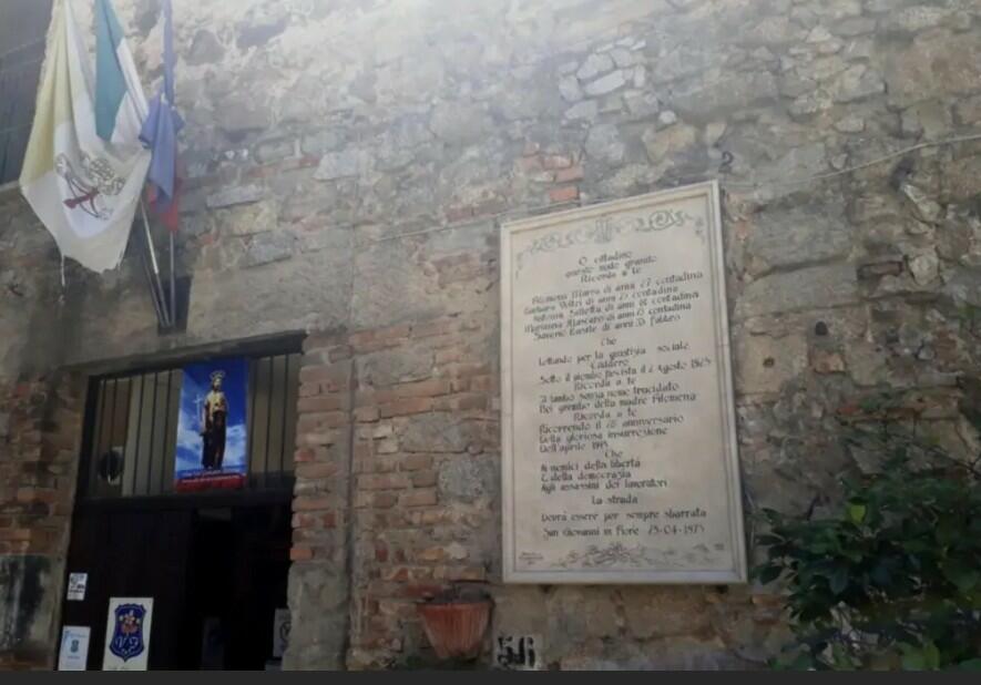La targa che riorda la strade del 2 agosto 1925