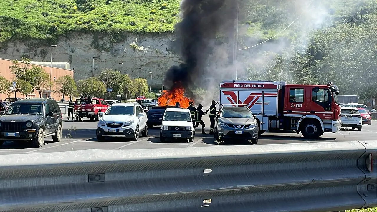L'auto in fiamme