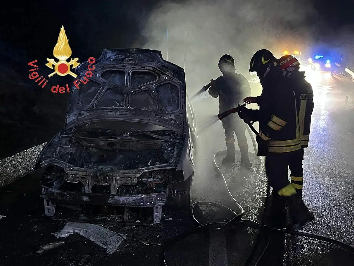 L'auto distrutta dalle fiamme