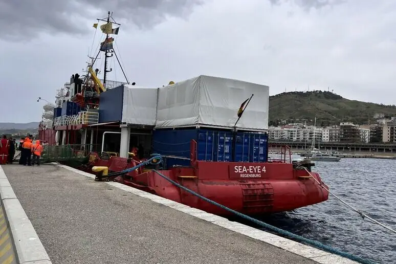 Nave ferma in mare