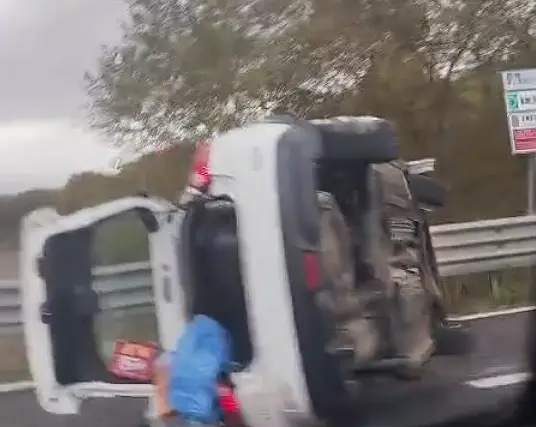 L'auto ribaltata
