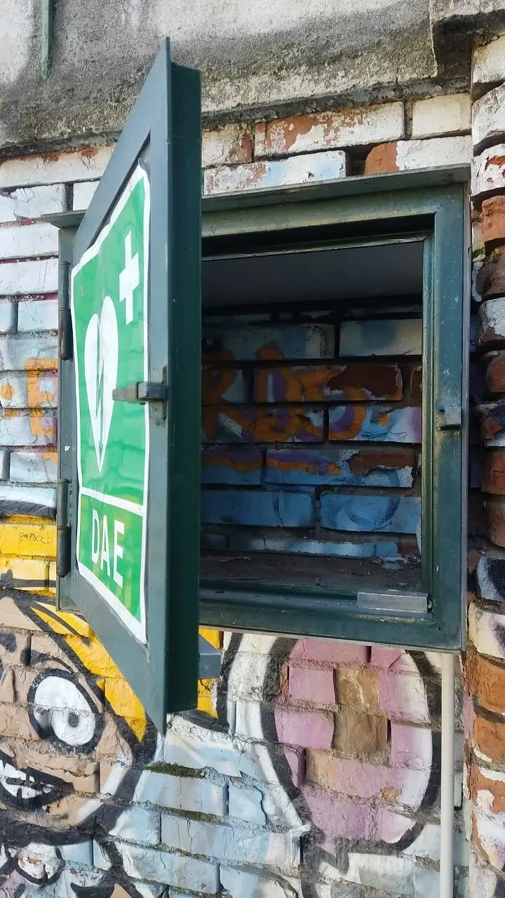 Lo spazio dove era contenuto il defibrillatore