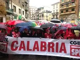 oltre 3.000 in piazza contro la manovra finanziaria
