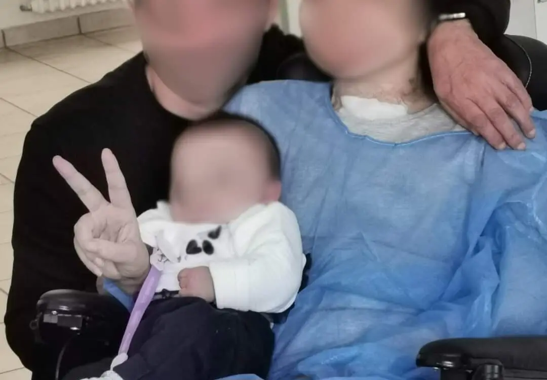 La giovane mamma con la neonata
