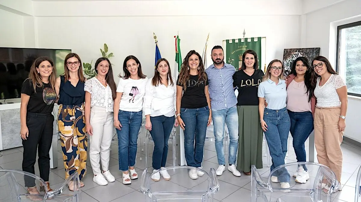 Rosaria Succurro con 8 Assistenti Sociali San Giovanni in Fiore