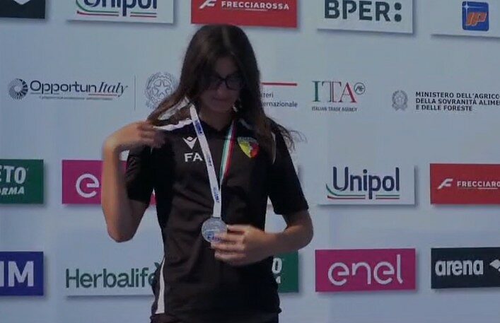 Federica Alampi con la medaglia al collo (foto Calabria Swin Race)
