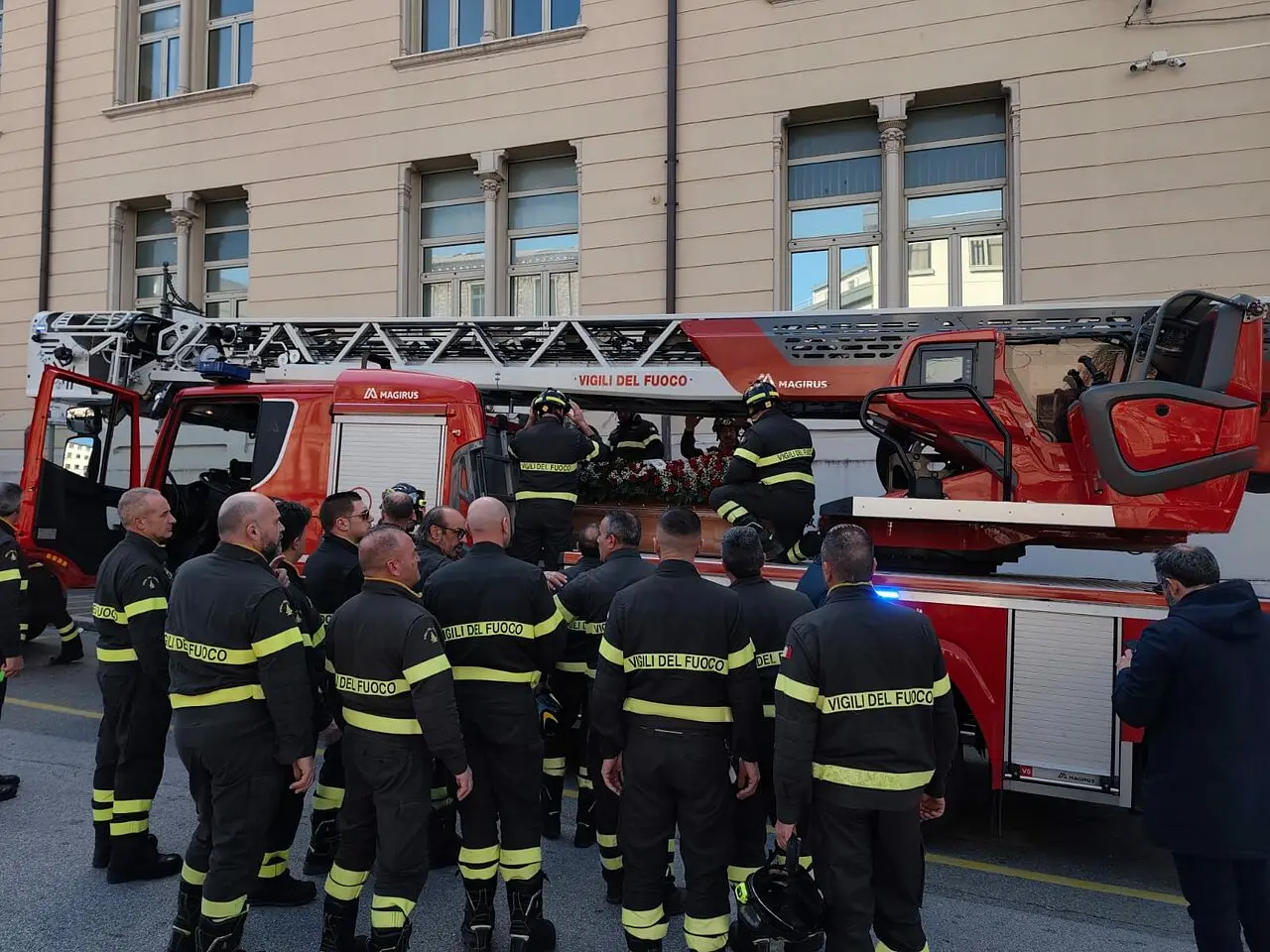 Il feretro sull'autoscala