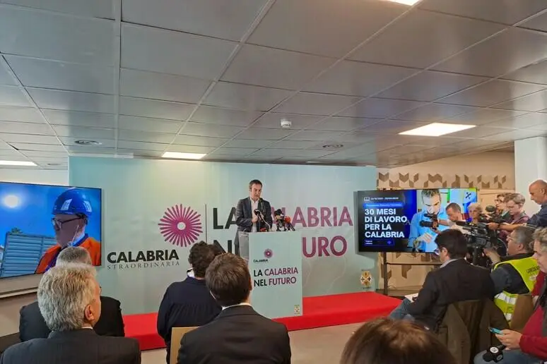 Roberto Occhiuto parla in conferenza stampa