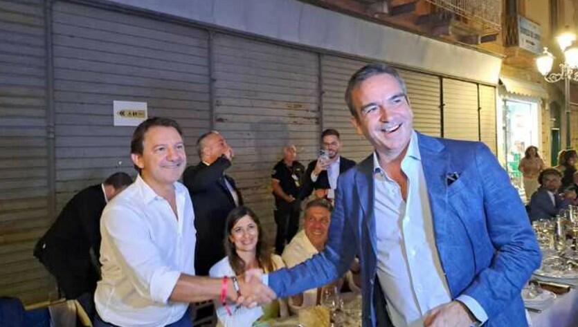 La stretta di mano fra Tridico e Occhiuto