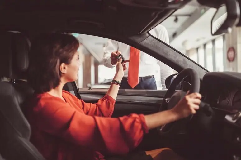 Donna che prende le chiavi di auto