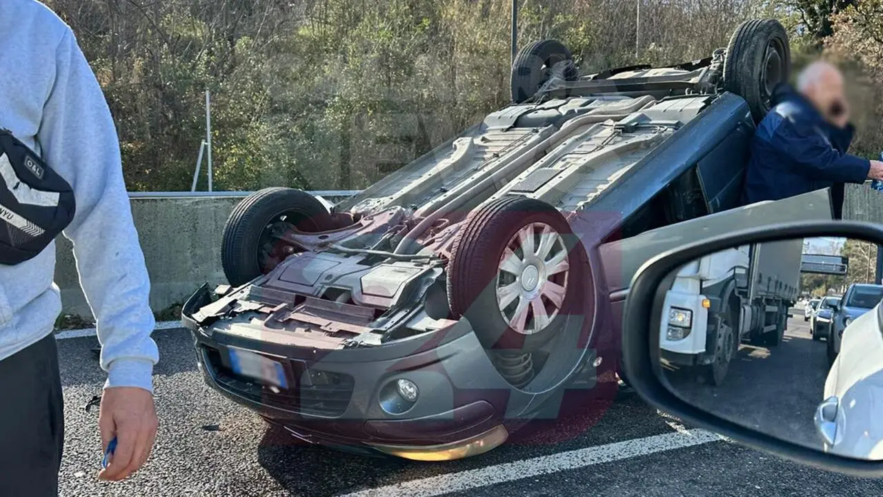 Auto si ribalta in autostrada