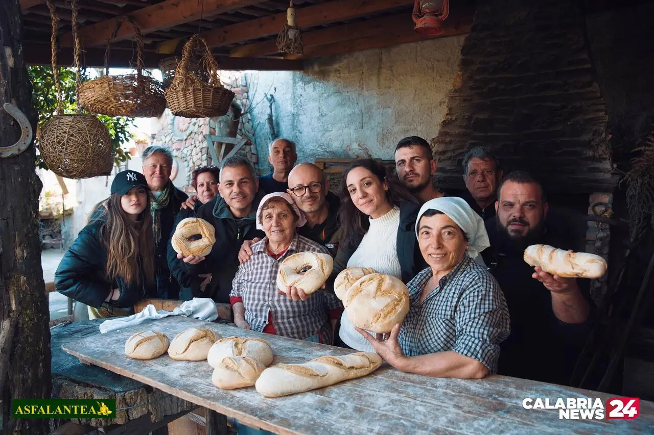 Preparazione del pane a Zungri con la signora Franca