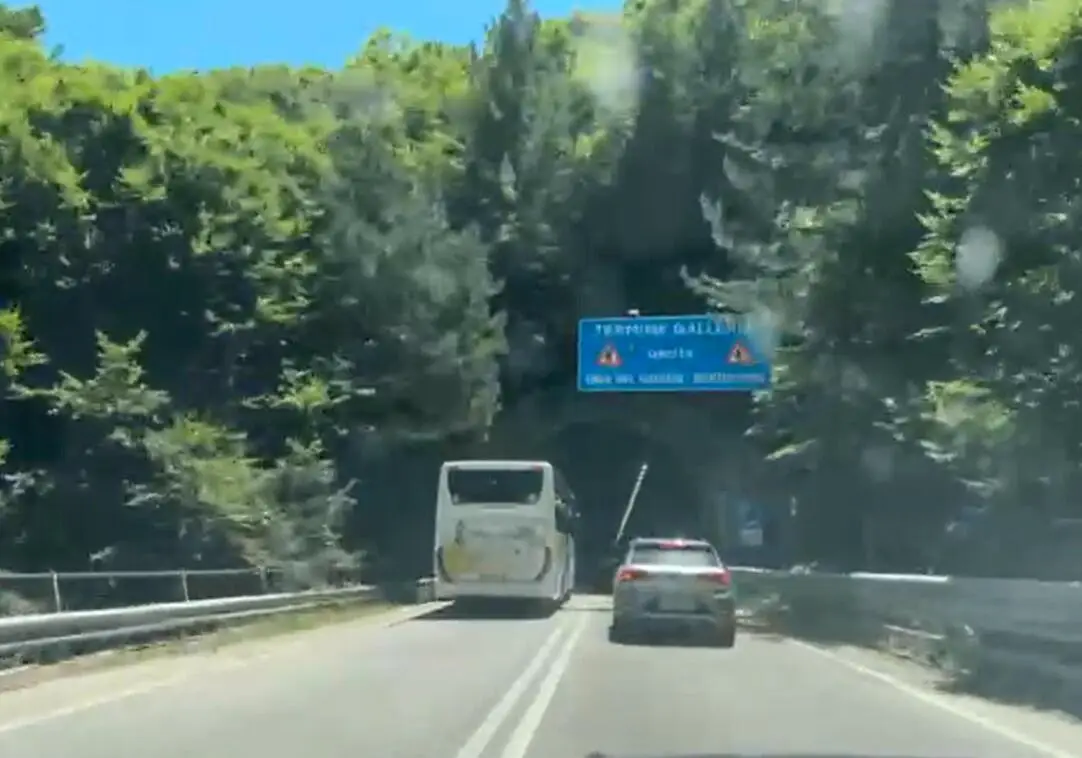 sorpasso bus di Ferrovie della Calabria