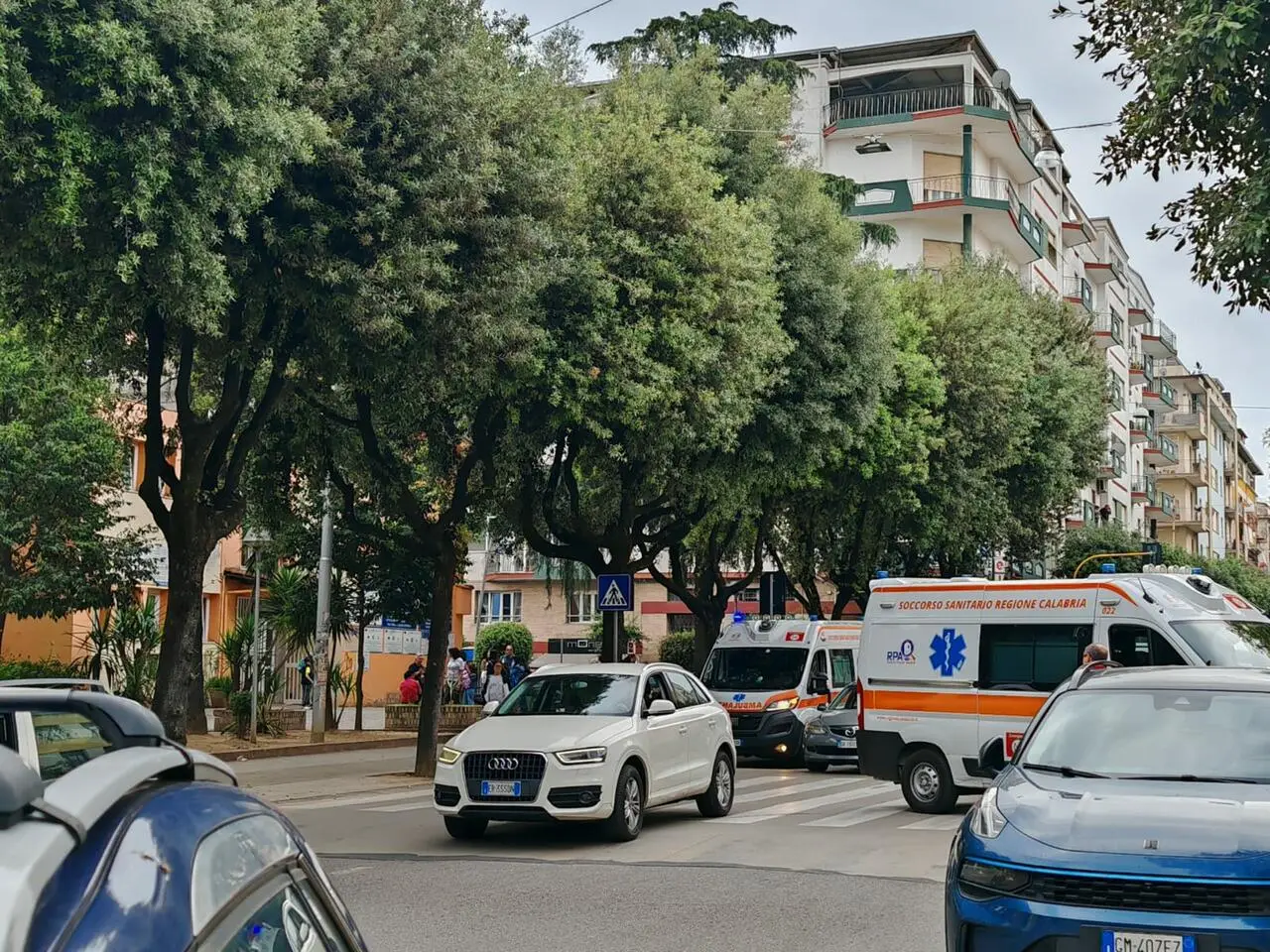 Le ambulanze alla scuola Zumbini