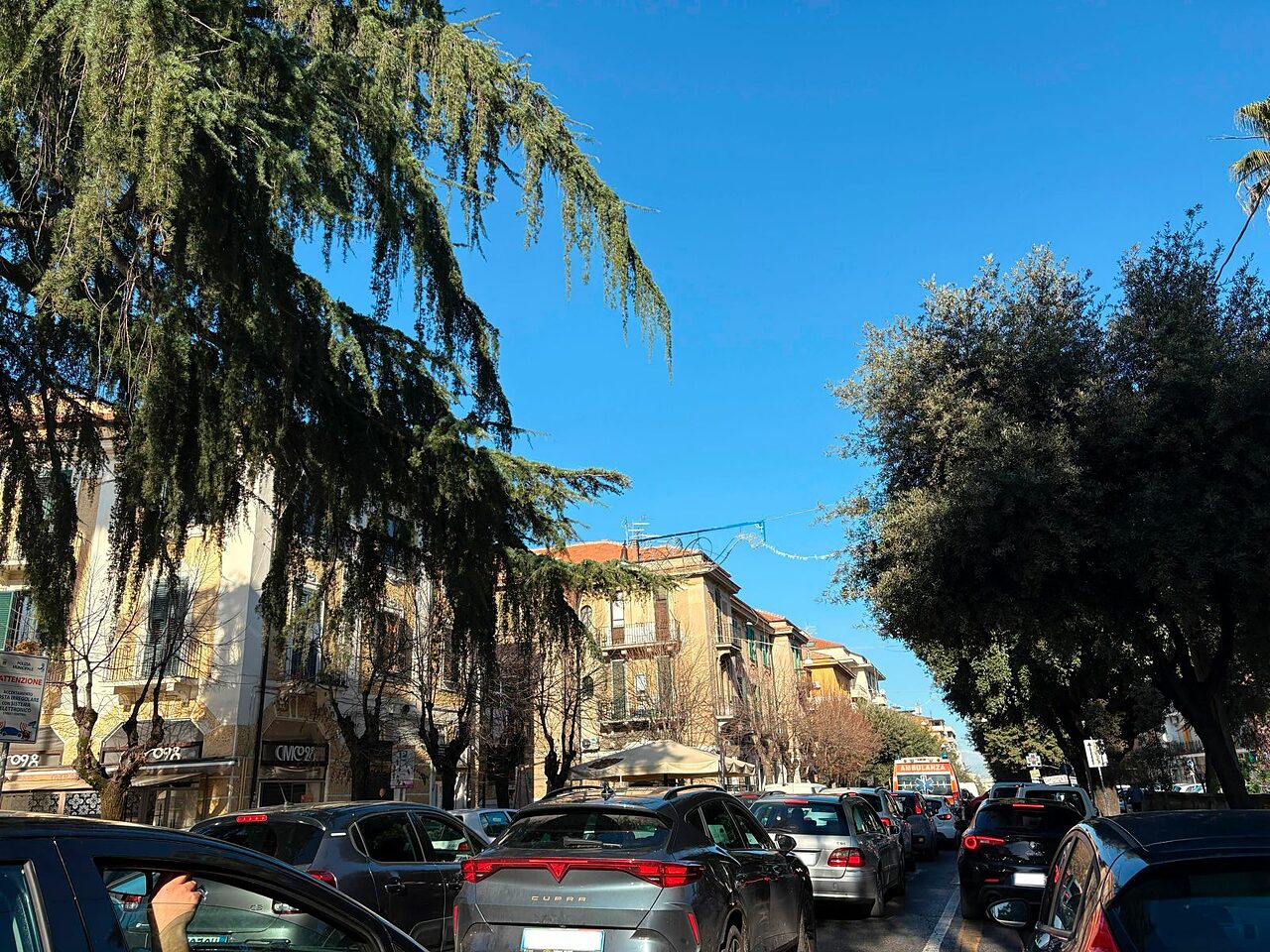 Il traffico quotidiano su via Roma