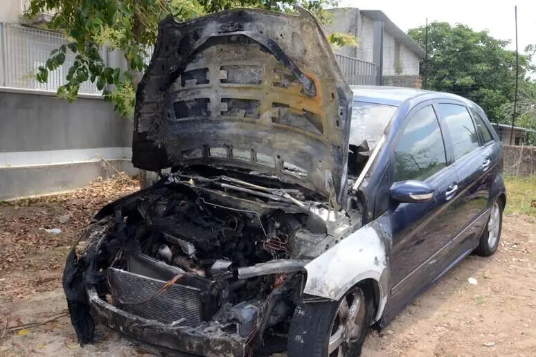Auto incendiata