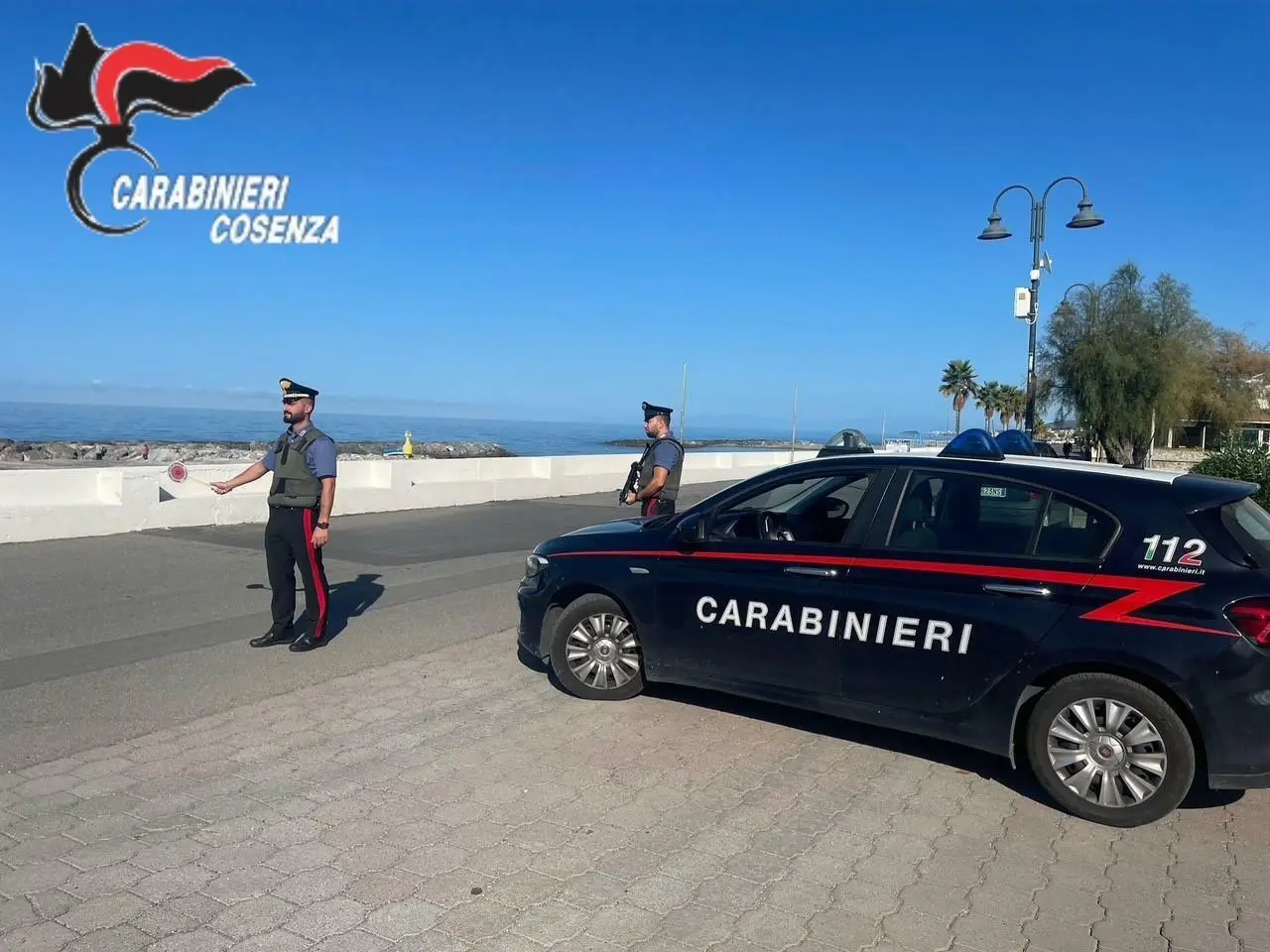 Due carabinieri fanno controlli sul litorale tirrenico Sangineto