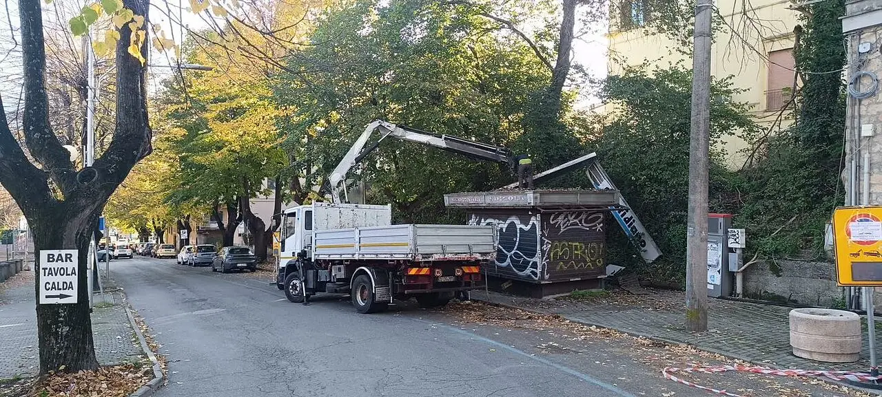 Edicola abbattuta a Cosenza