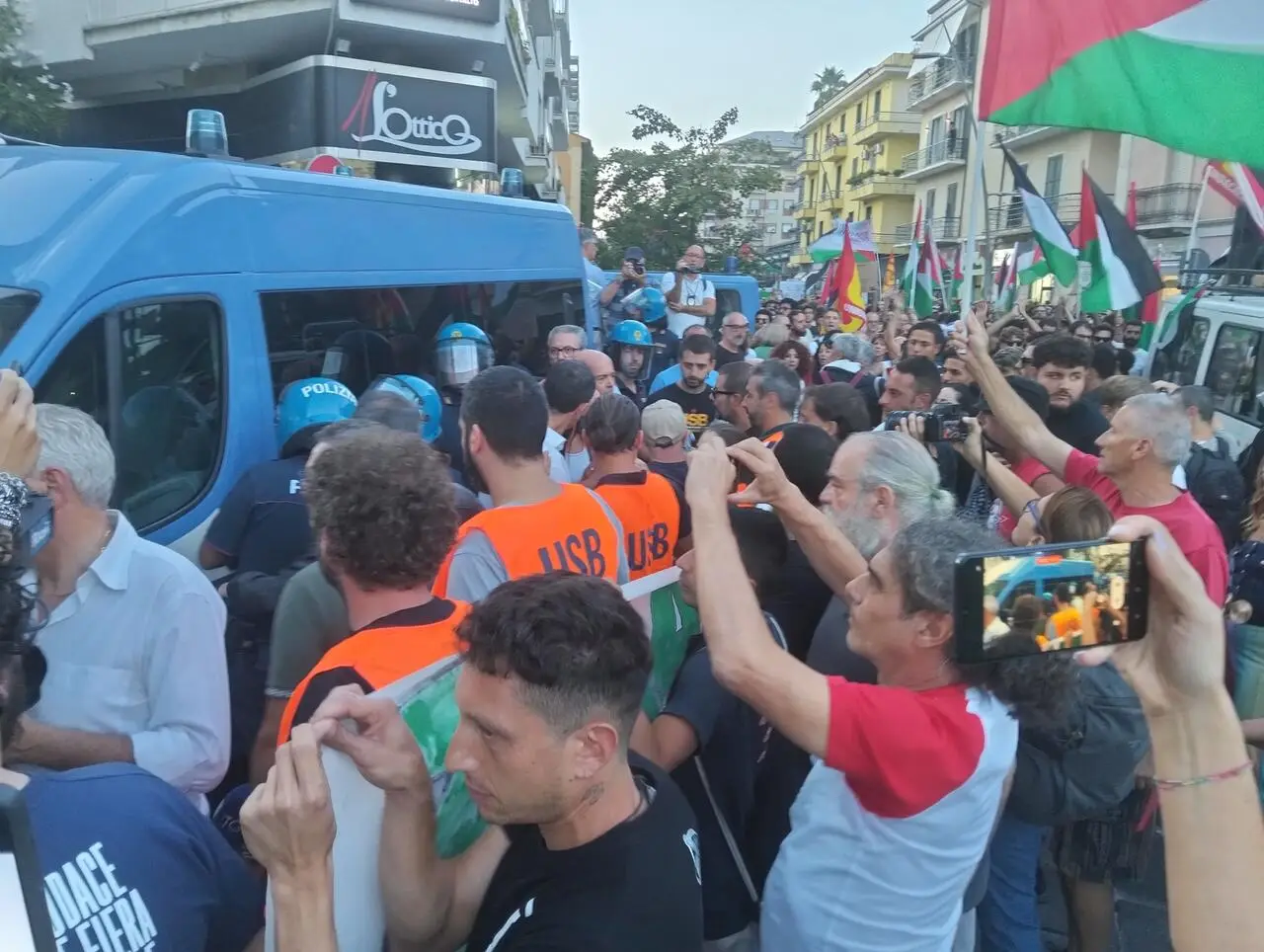 Il corteo faccia a faccia con la polizia