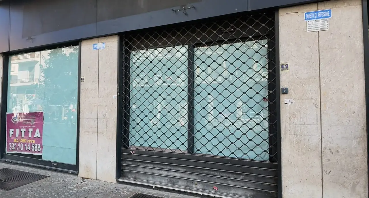 Uno dei negozi chiusi su corso Mazzini
