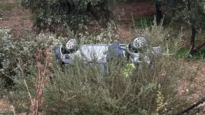 L'auto finita fuori strada