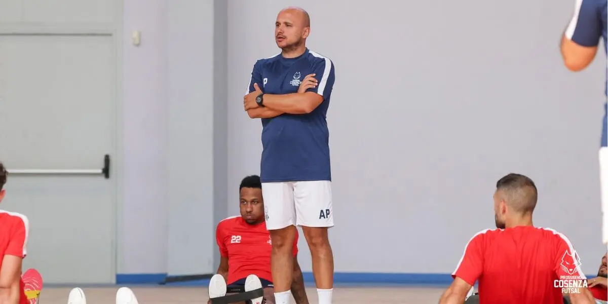 Mister Paniccia con la squadra in allenamento