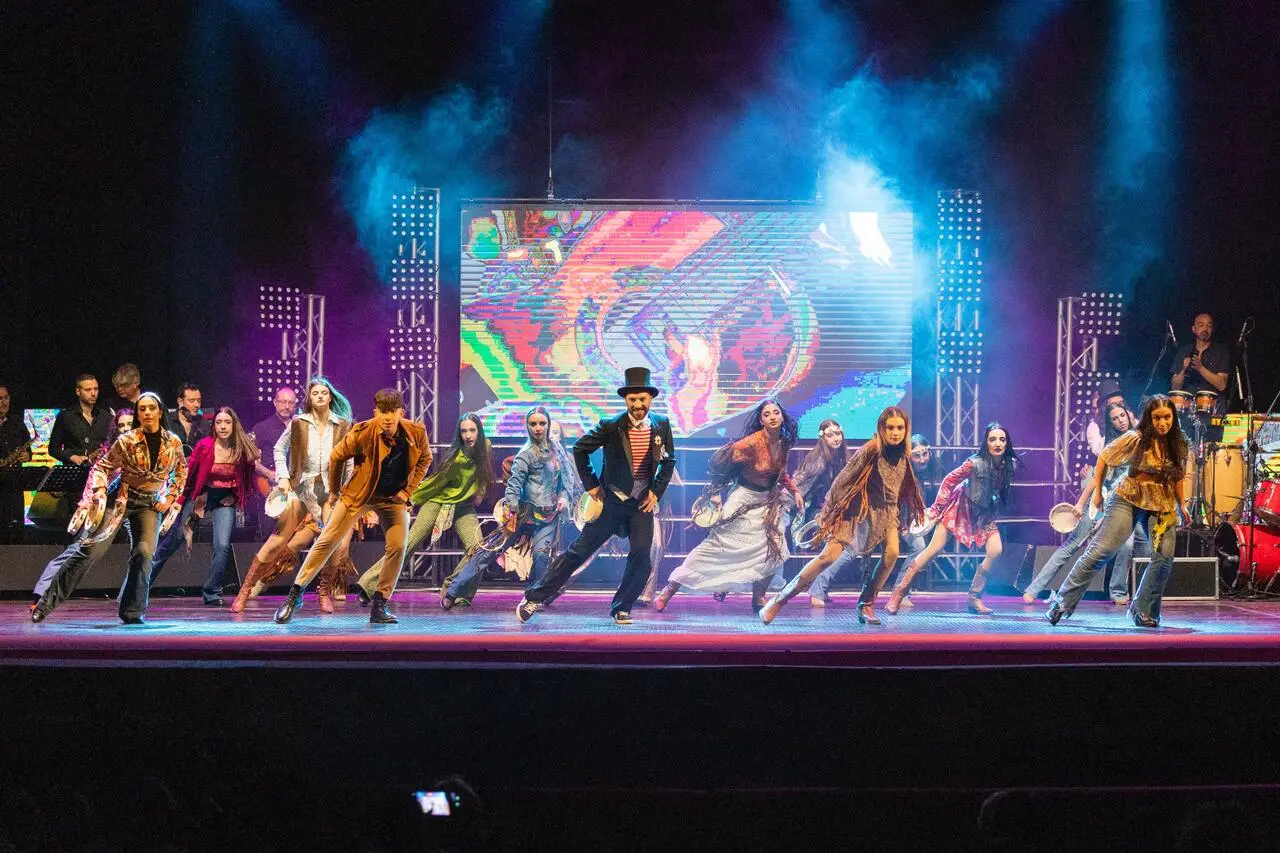 Danzatori spettacolo teatrale Mio fratello è figlio unico