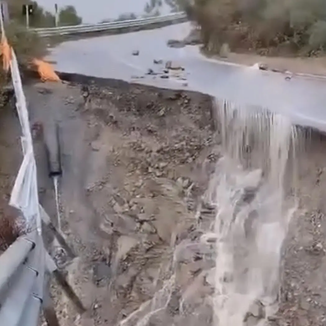 Strada crollata tra Jacurso e Maida