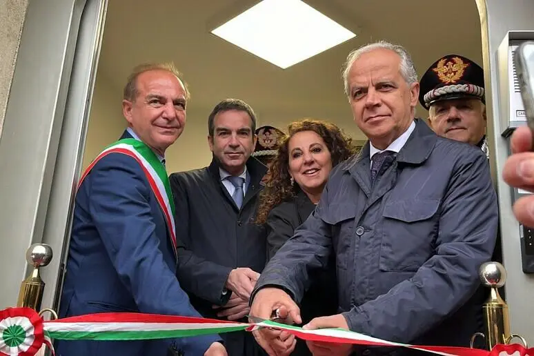 Piantedosi taglia il nastro tricolore