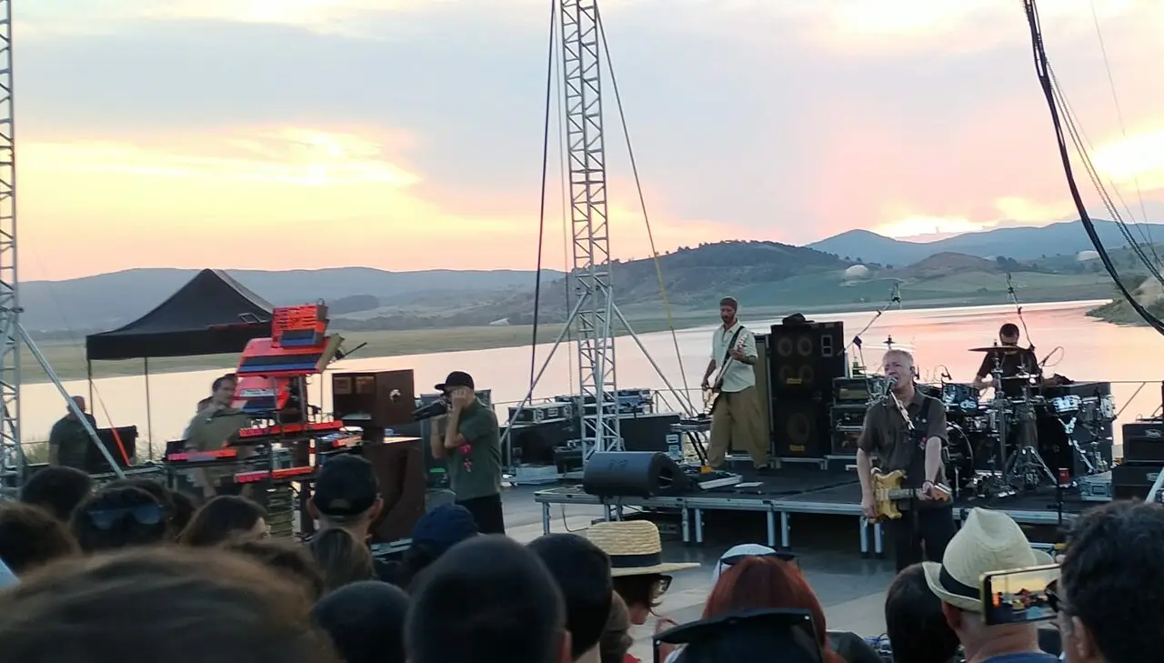I Subsonica in concerto sul lago Cecita