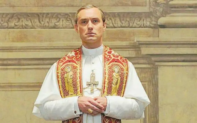 Jude Law nei panni di Papa Lenny Belardo