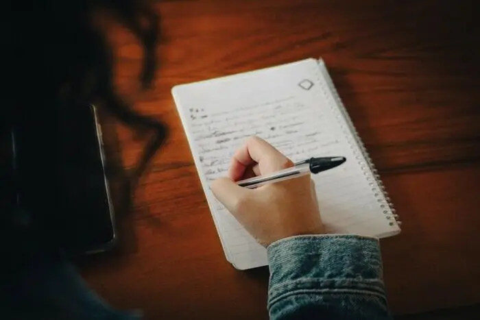 Una donna che scrive